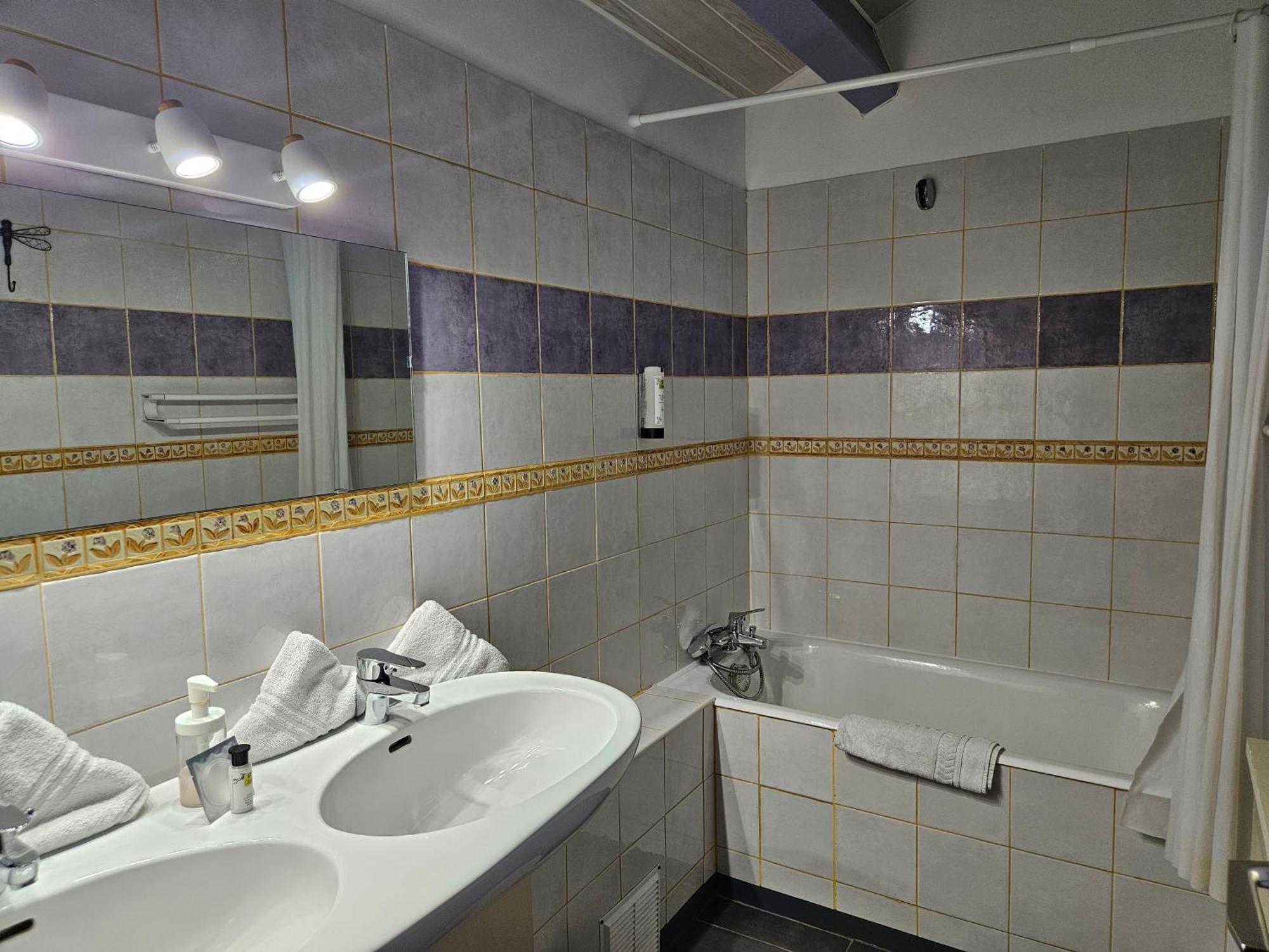 Hotel Le Mont Barral Creyers ภายนอก รูปภาพ